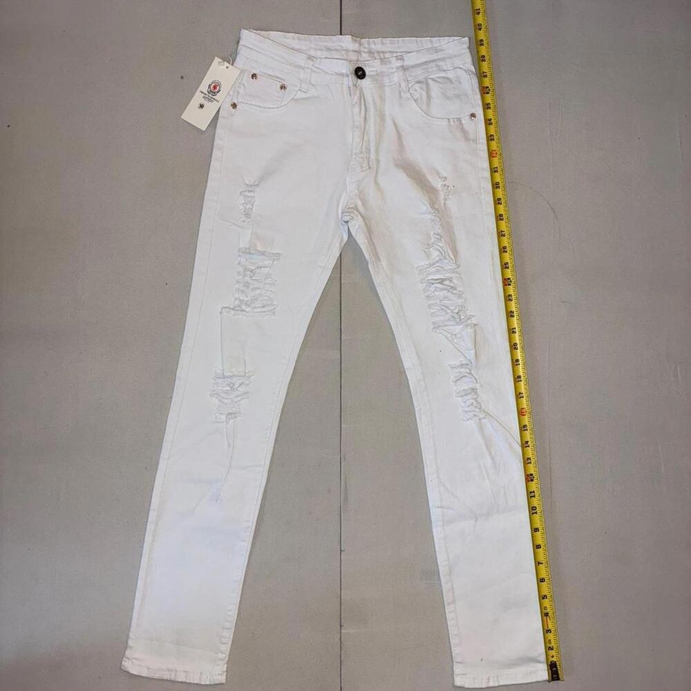 White distressed skinny jeans #grunge